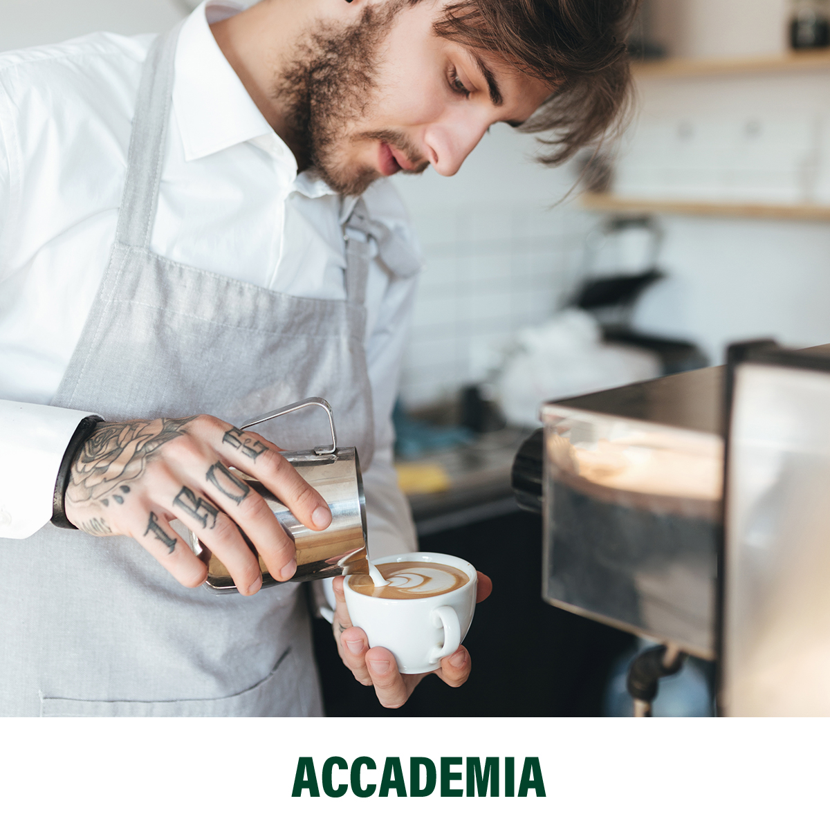 Kaffeeschule Latte Art Barista giesst Latte Art